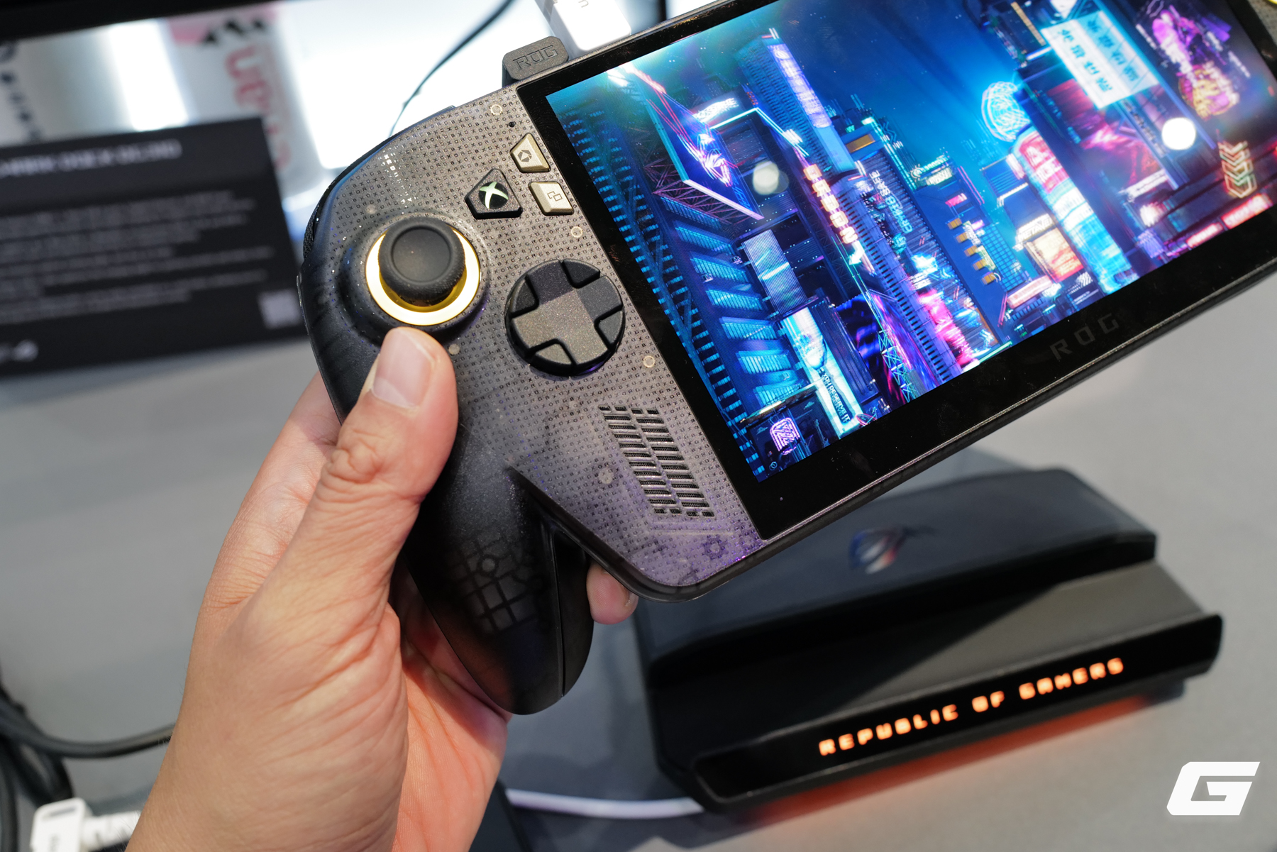 Dạo quanh gian hàng ASUS ROG tại Computex 2026: Laptop SCAR 18 với màn 4K 240Hz, Xbox Ally kỷ niệm 20 năm và concept handheld đầy hứa hẹn - Ảnh 10.