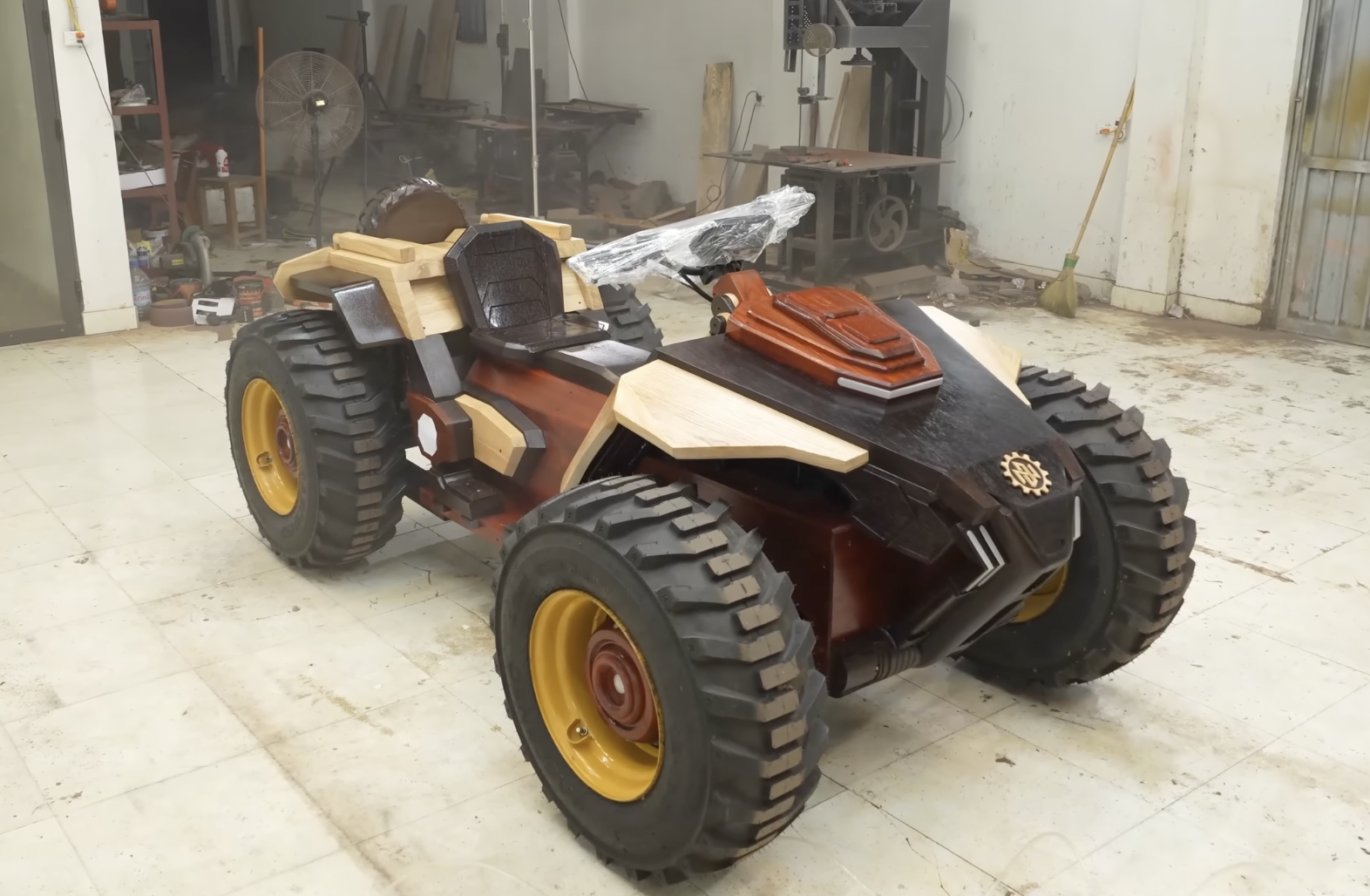 Thợ mộc Việt Nam trình làng 'quái thú' ATV bằng gỗ: To như ô tô, khung gầm thép, giảm xóc độc lập, chạy động cơ điện siêu êm- Ảnh 1.