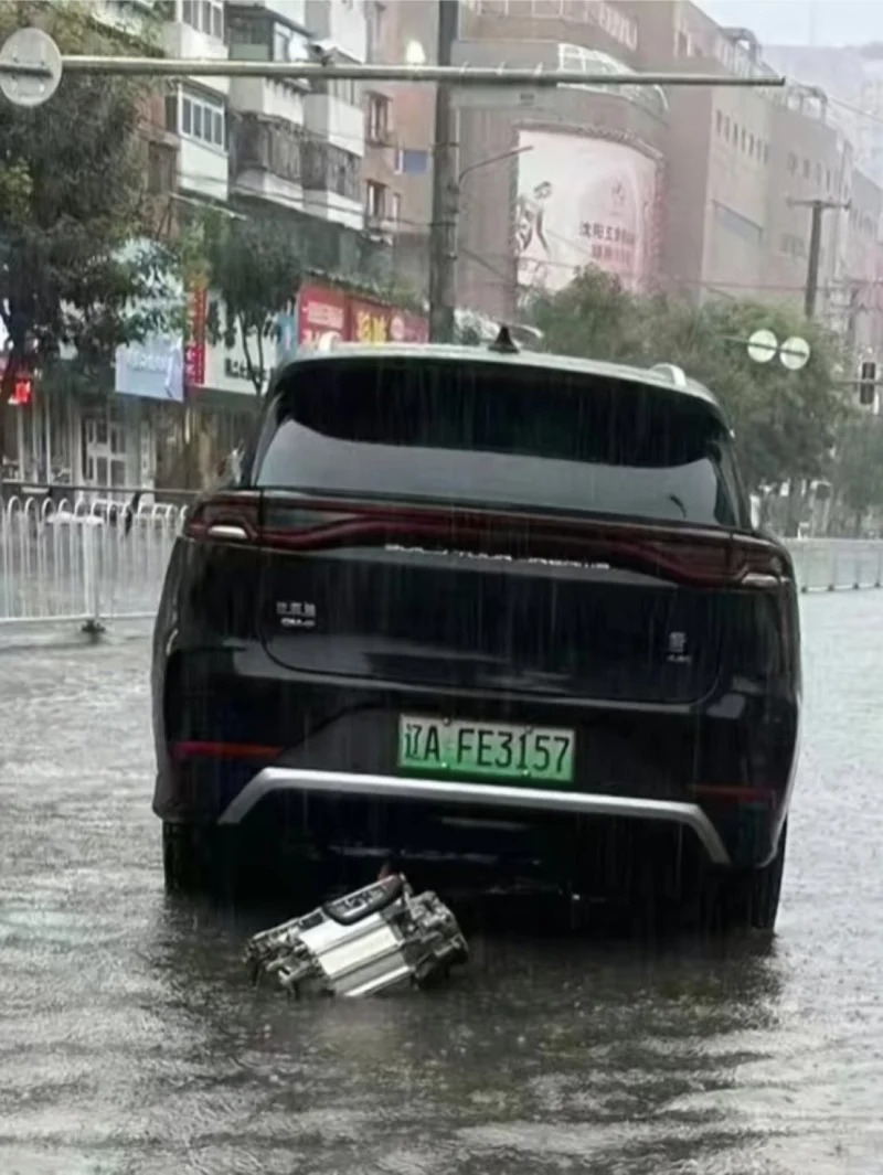 Xe đang chạy bị rơi động cơ, BYD nói do 'va chạm khi lội nước, không phải vấn đề chất lượng'  - Ảnh 2.