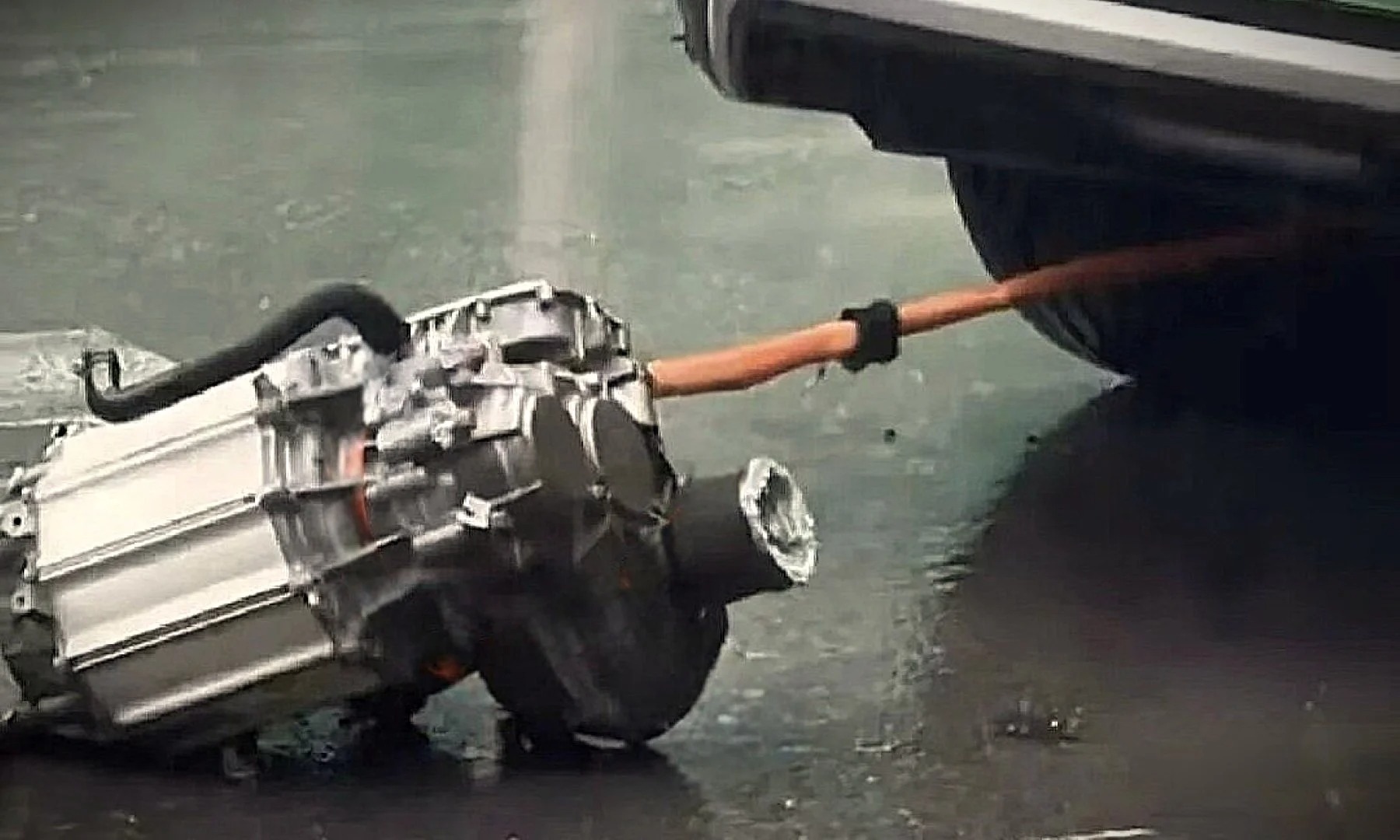 Xe đang chạy bị rơi động cơ, BYD nói do 'va chạm khi lội nước, không phải vấn đề chất lượng'  - Ảnh 1.