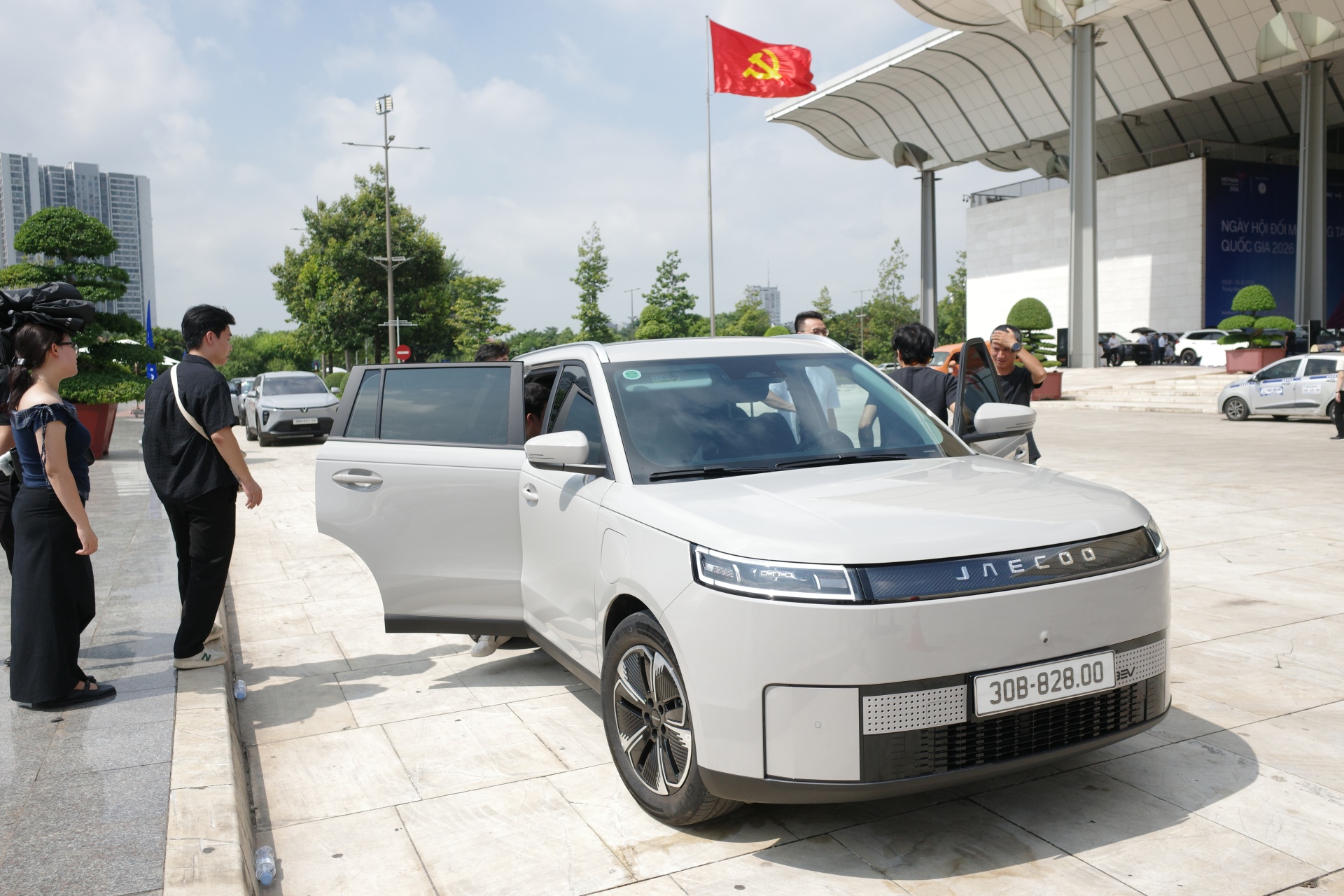 Khai mạc VIMS 2026: Khách đến từ trước giờ mở cửa, khu trưng bày và khu lái thử kín người tham quan - Ảnh 23.